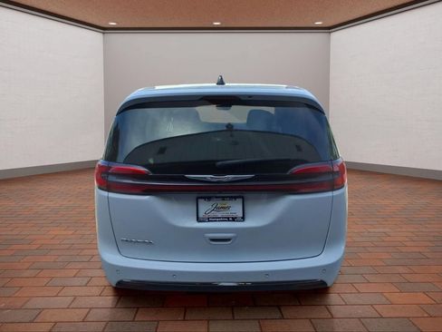 Used 2024 Chrysler Pacifica Touring-L FWD image 6