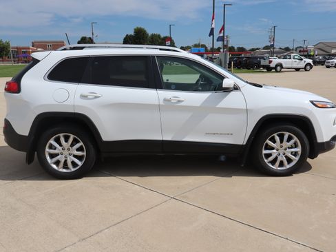 Used 2017 Jeep Cherokee Limited w/ Luxury Group AWD/4WD image 4