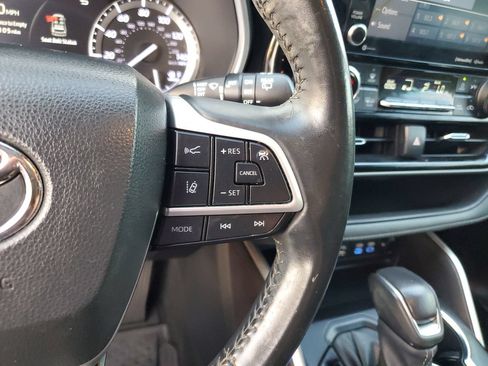Used 2022 Toyota Highlander XLE AWD/4WD image 27
