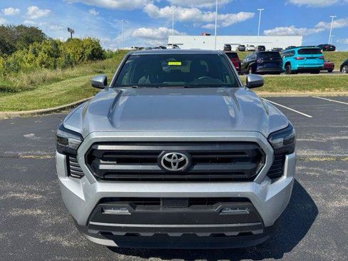 Certified 2025 Toyota Tacoma SR5 AWD/4WD image 8