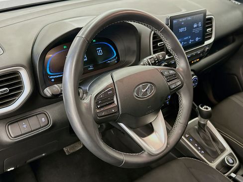 Used 2025 Hyundai Venue SEL image 18
