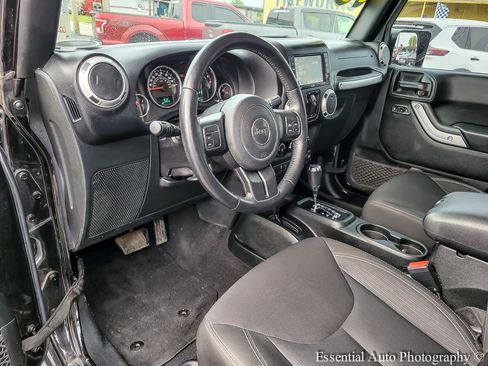Used 2018 Jeep Wrangler Unlimited Sahara AWD/4WD image 8