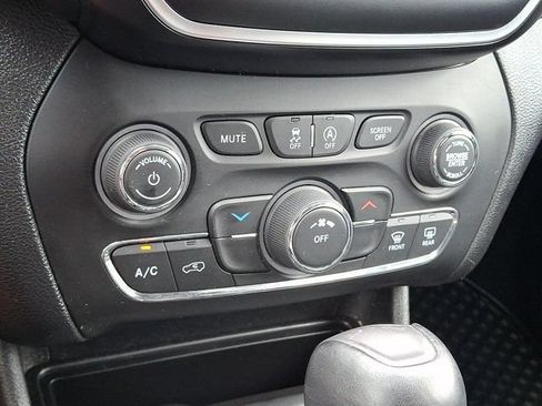 Used 2019 Jeep Cherokee Latitude Plus w/ Cold Weather Group AWD/4WD image 19