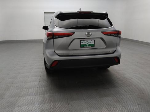 Used 2021 Toyota Highlander LE AWD/4WD image 6