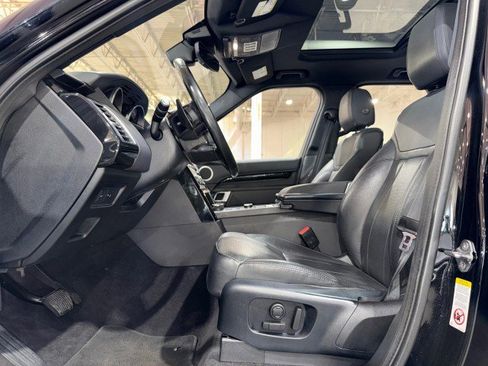 Used 2018 Land Rover Discovery SE image 12