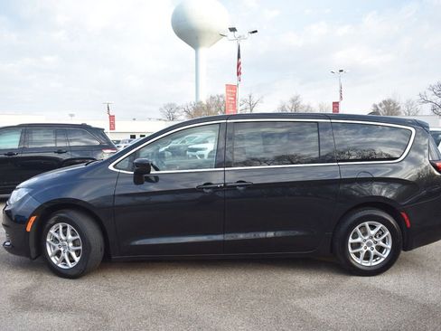 Used 2023 Chrysler Voyager LX image 3