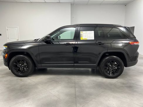 Used 2025 Jeep Grand Cherokee Altitude AWD/4WD image 4