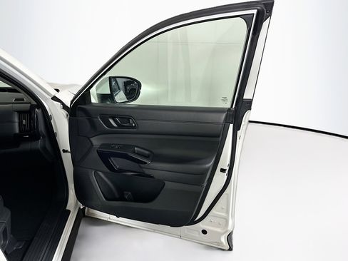 Used 2025 Nissan Pathfinder SV image 34