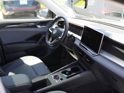 Used 2025 Volkswagen Tiguan SE w/ Panoramic Sunroof Package AWD/4WD image 16