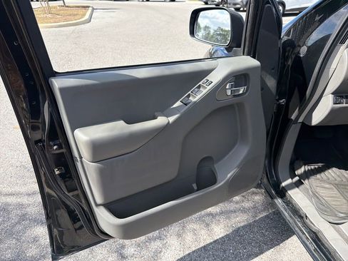 Used 2019 Nissan Frontier SV image 12