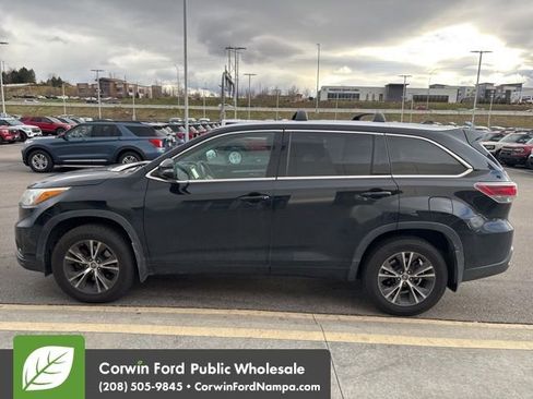 Used 2016 Toyota Highlander XLE image 2