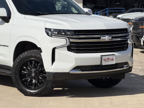 Used 2021 Chevrolet Suburban LT RWD image 2