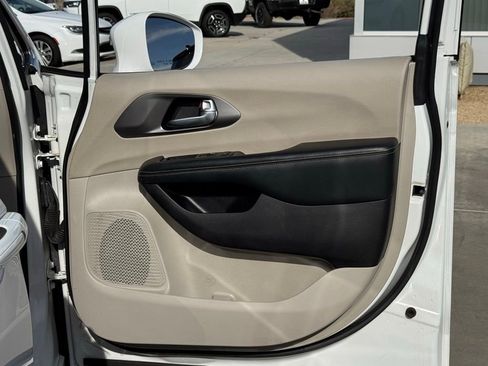 Used 2022 Chrysler Pacifica Touring-L FWD image 33