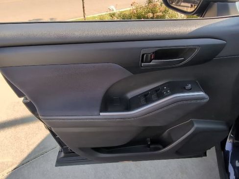 Used 2020 Toyota Highlander LE AWD/4WD image 12