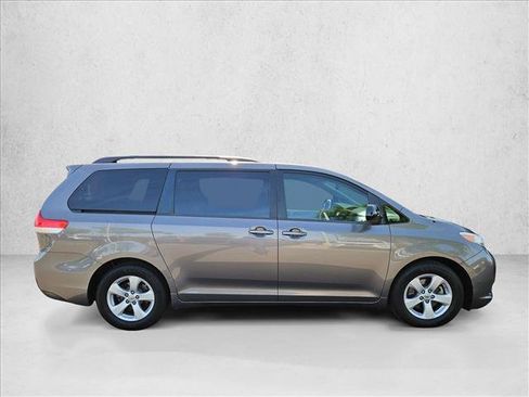 Used 2013 Toyota Sienna LE FWD image 3