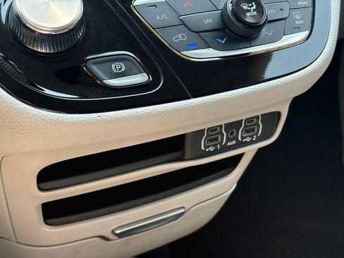 Used 2023 Chrysler Pacifica Touring-L FWD image 37