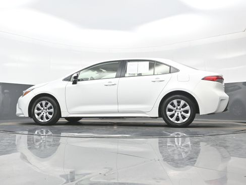Used 2025 Toyota Corolla LE image 26