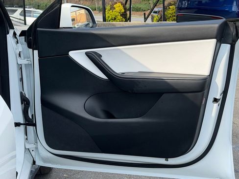 Used 2022 Tesla Model Y Long Range image 36