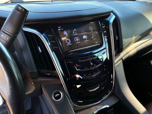 Used 2017 Cadillac Escalade Premium Luxury image 15