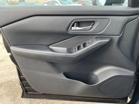 Used 2025 Nissan Rogue SV image 18