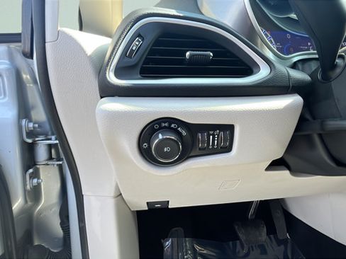 Used 2024 Chrysler Pacifica Touring-L FWD image 11