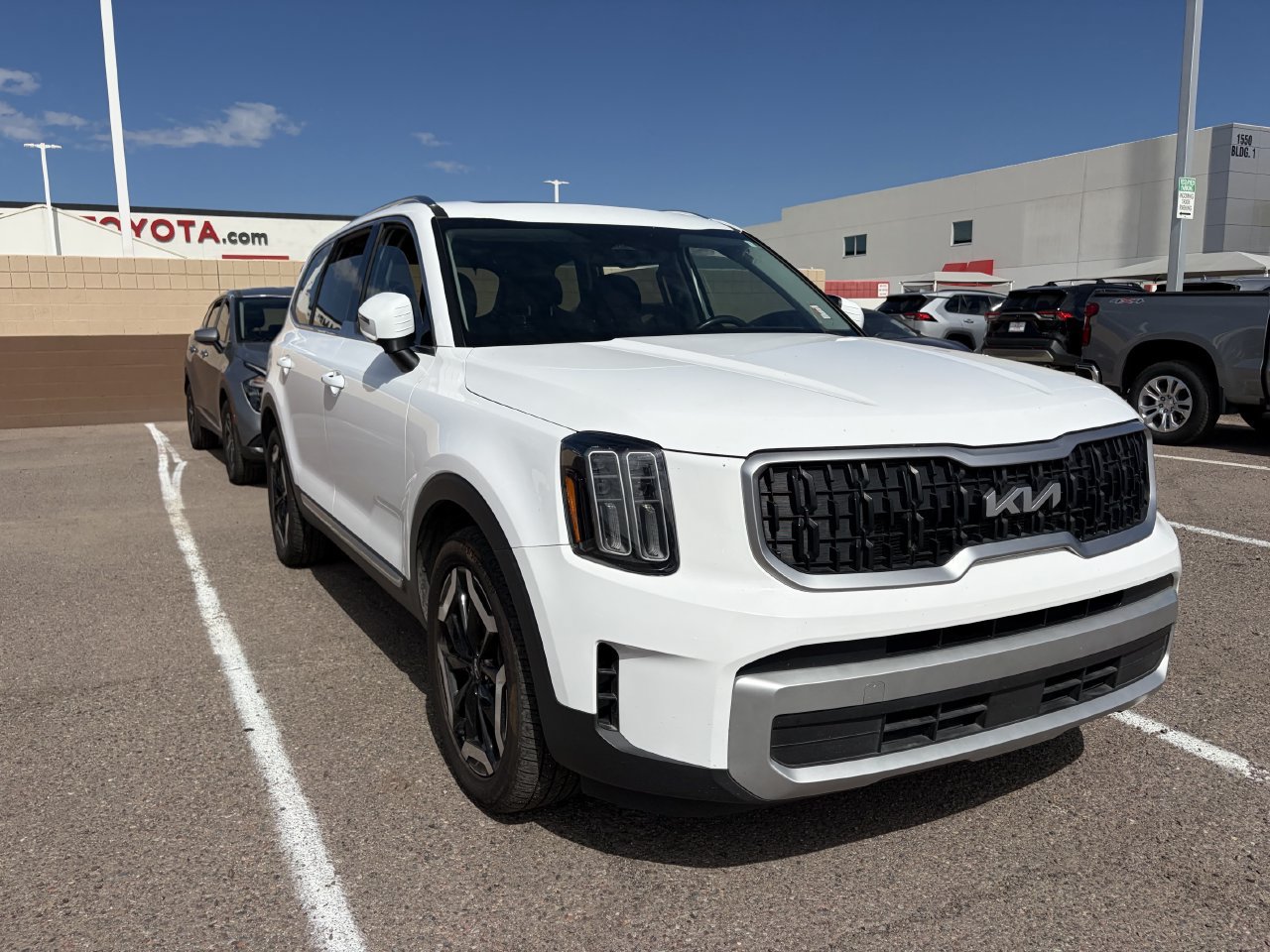 Used 2024 Kia Telluride EX w/ EX Captain's Chair Package FWD image 2