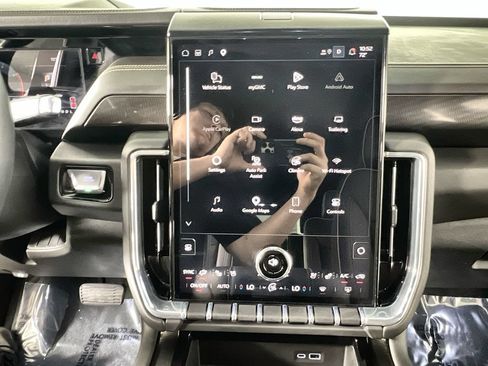Used 2025 GMC Yukon Elevation w/ Elevation Premium Package AWD/4WD image 12