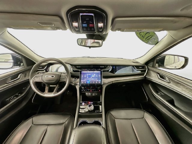 Used 2023 Jeep Grand Cherokee 4WD 4xe image 3