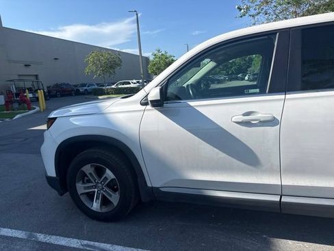 Used 2025 Honda Pilot EX-L image 9
