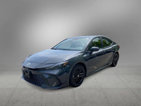 Used 2025 Toyota Camry SE FWD image 1