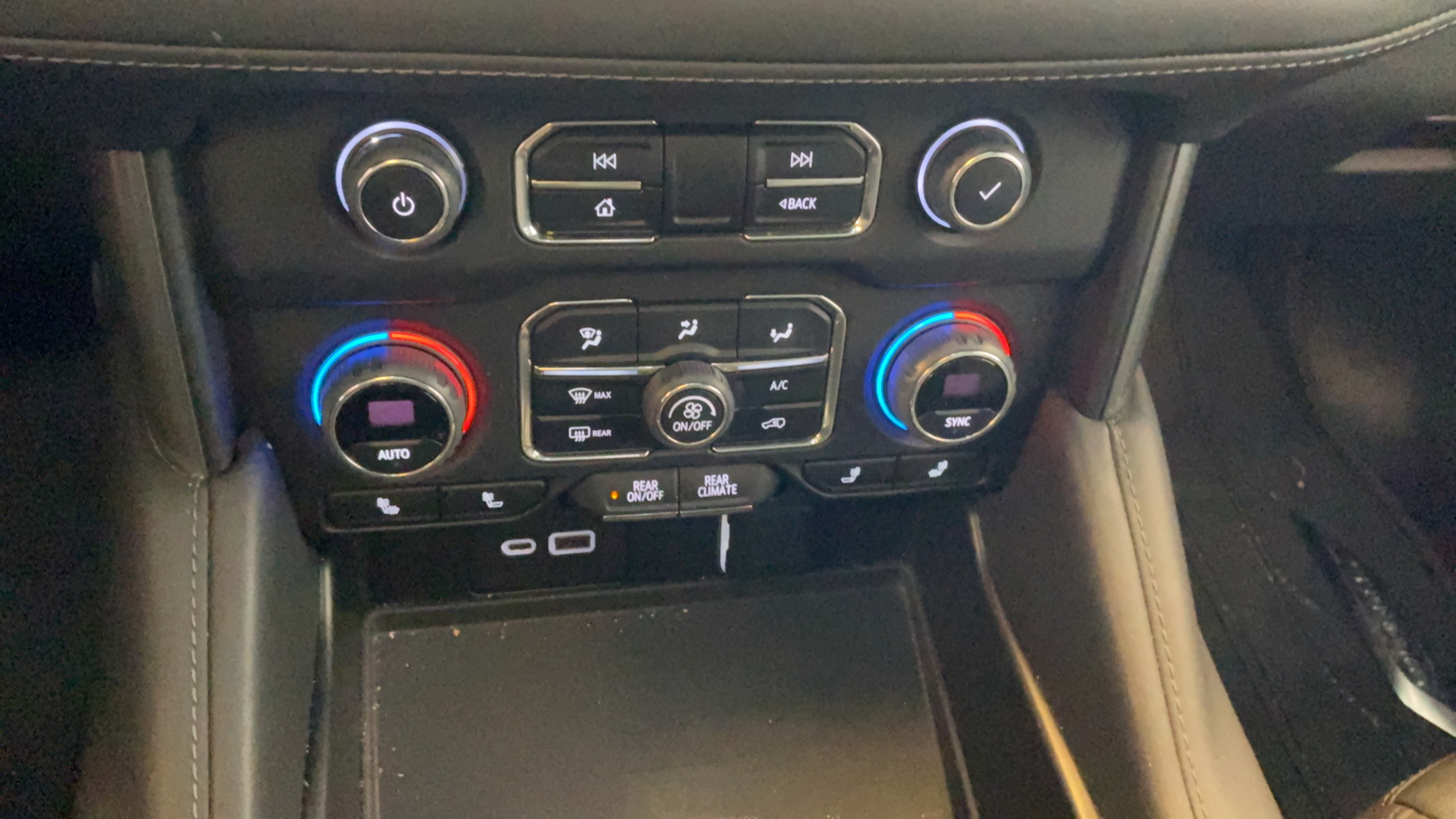 Used 2023 Chevrolet Tahoe Z71 w/ Luxury Package AWD/4WD image 15