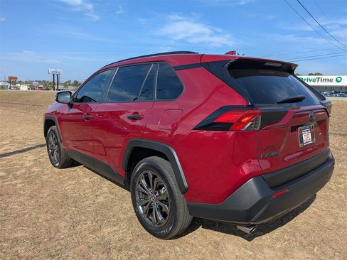 Used 2022 Toyota RAV4 XLE Premium image 5