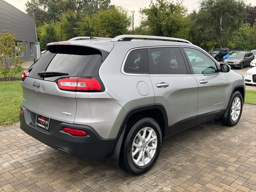 Used 2017 Jeep Cherokee Latitude w/ Cold Weather Group AWD/4WD image 5