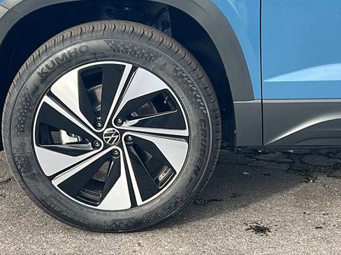 New 2026 Volkswagen Taos SE image 9