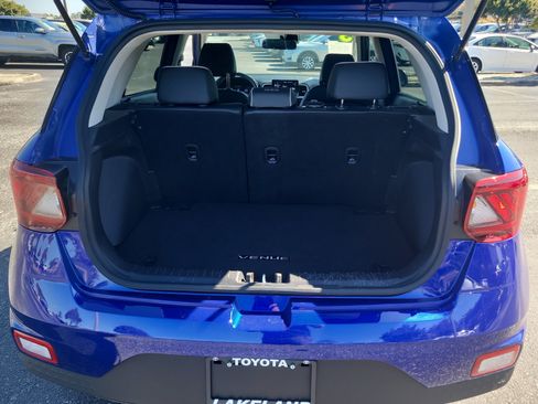 Used 2023 Hyundai Venue Limited image 11