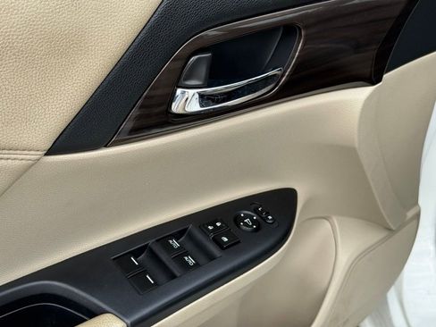 Used 2017 Honda Accord EX image 11