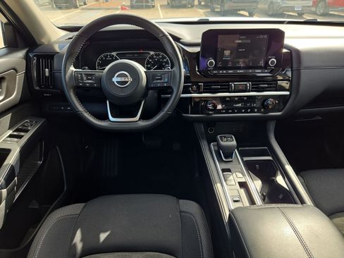 Used 2025 Nissan Pathfinder SV FWD image 28