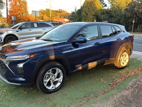 Used 2024 Chevrolet Trax LS w/ LS Convenience Package image 3