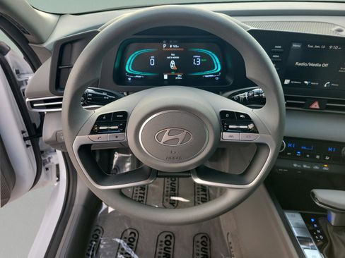 Used 2025 Hyundai Elantra Blue image 16