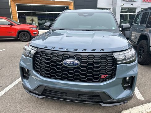 Used 2025 Ford Explorer ST AWD/4WD image 3
