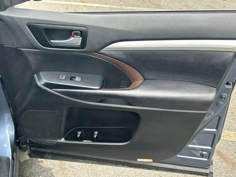 Used 2019 Toyota Highlander XLE AWD/4WD image 21