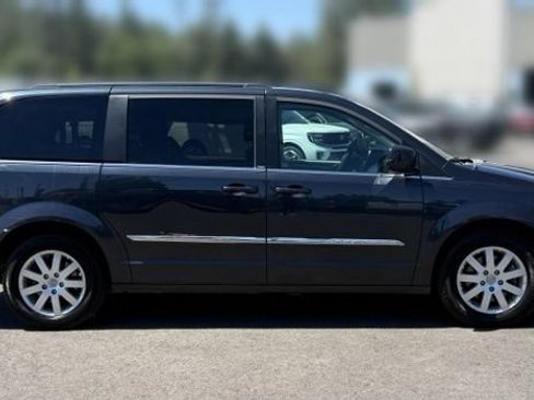 Used 2014 Chrysler Town & Country Touring FWD image 9