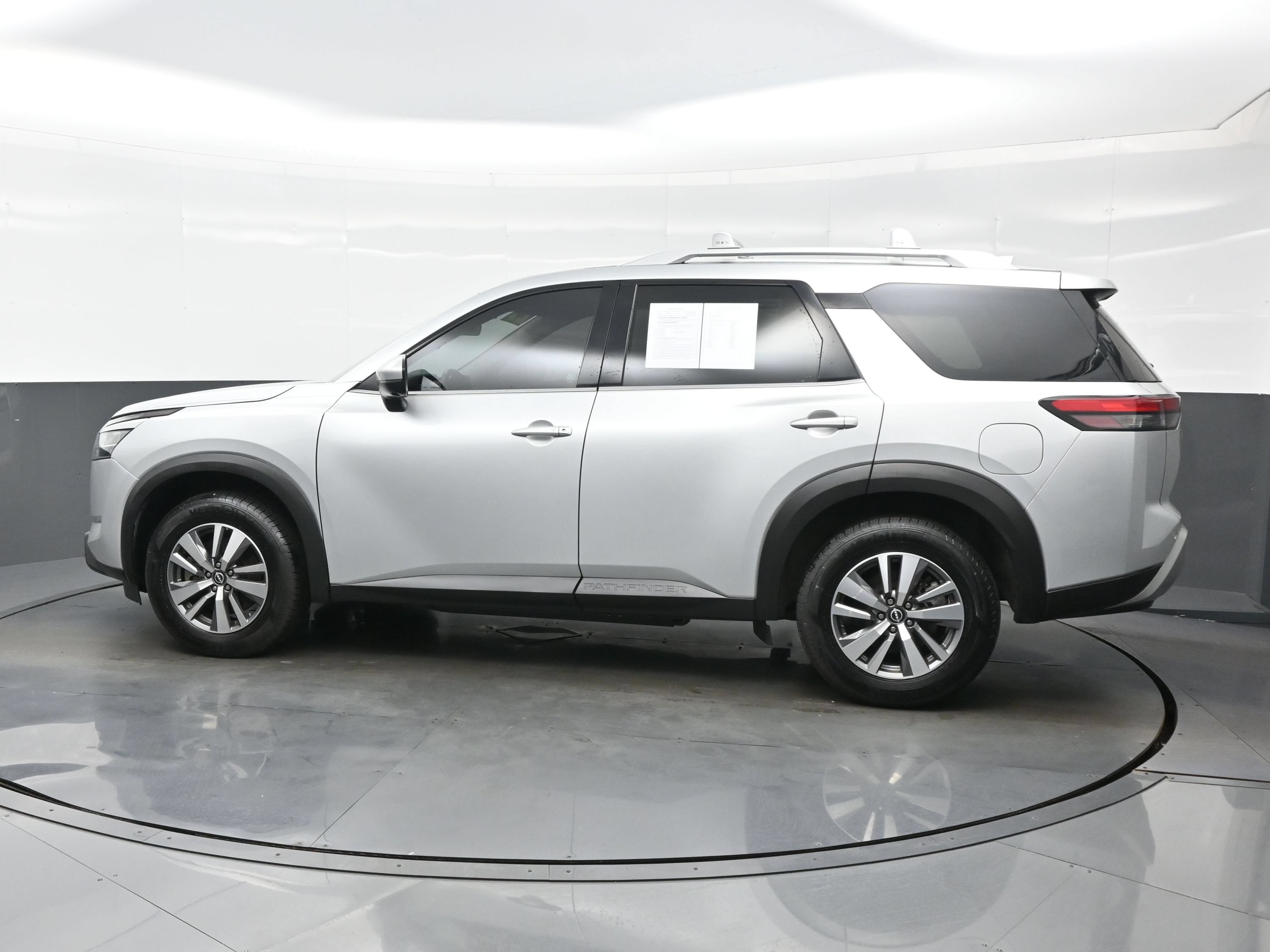 Used 2023 Nissan Pathfinder SL AWD/4WD image 3