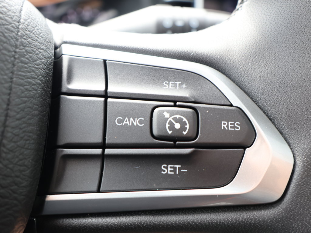 Used 2024 Jeep Compass Latitude w/ Sun and Sound Group AWD/4WD image 18