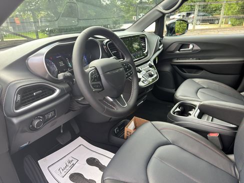 New 2027 Chrysler Pacifica Select FWD image 10