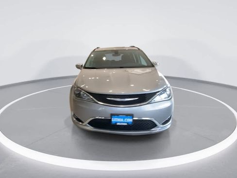 Used 2018 Chrysler Pacifica Limited FWD image 3