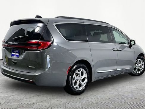 Used 2023 Chrysler Pacifica Limited FWD image 12