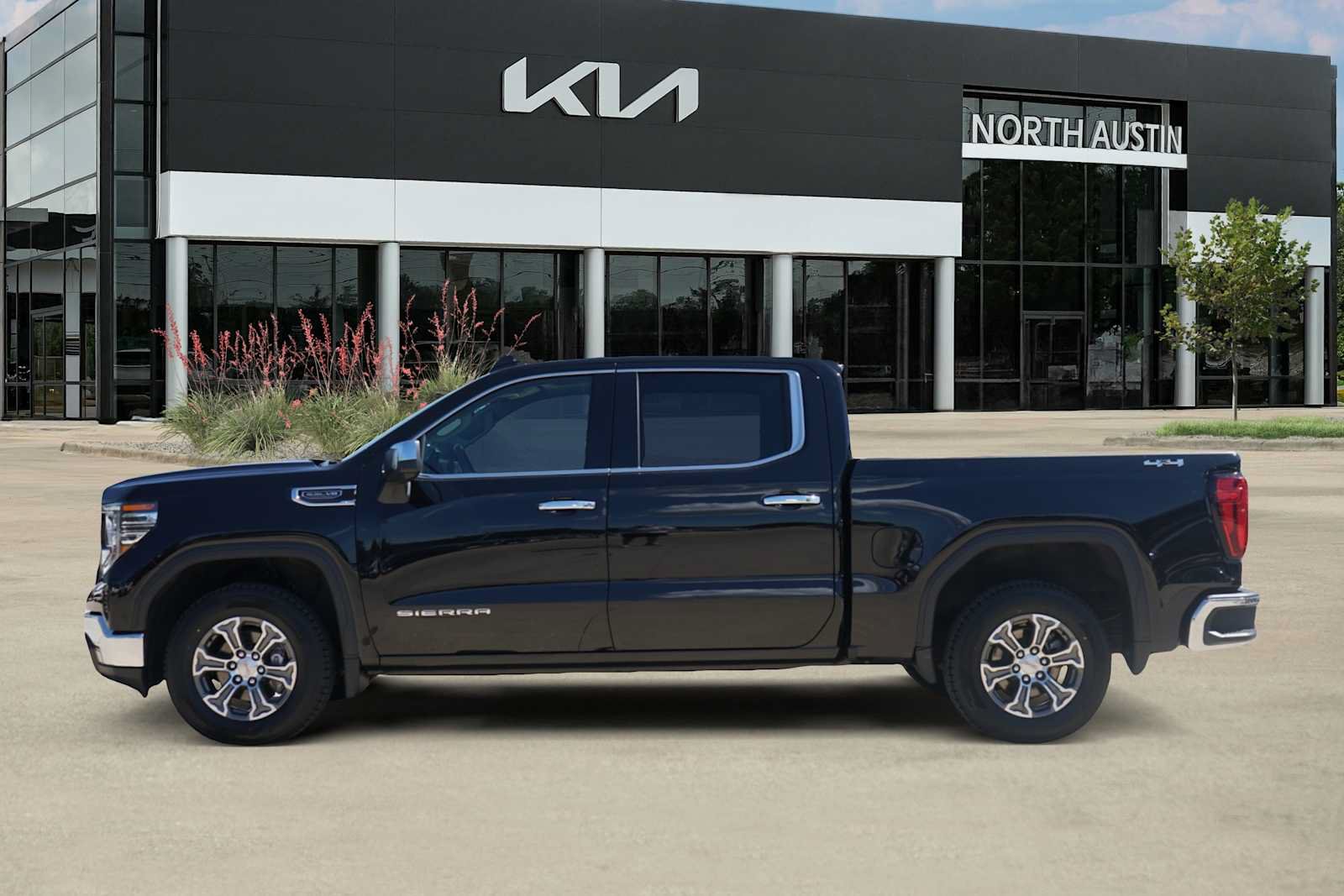 Used 2025 GMC Sierra 1500 SLT AWD/4WD image 3