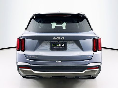 Used 2024 Kia Sorento S image 7