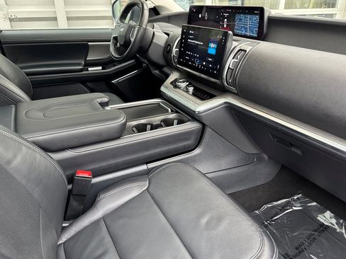 Certified 2025 Ford Expedition Platinum AWD/4WD image 17